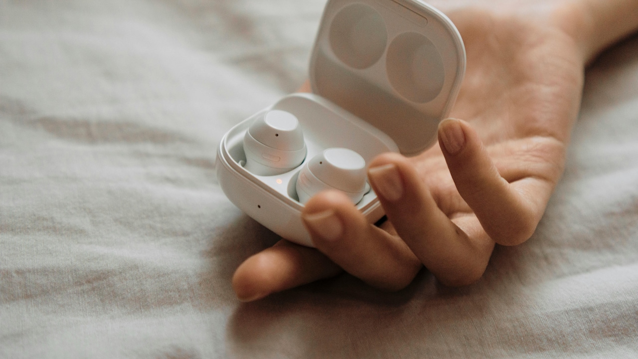 Neckbands vs TWS Earbuds: Which One Is Less Annoying For Daily Use Neckbands vs TWS Earbuds: Which One Is Less Annoying For Daily Use