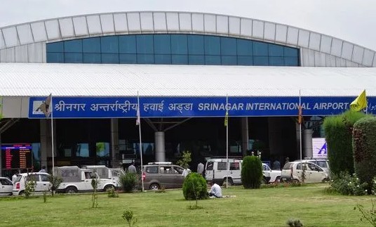 श्रीनगर एयरपोर्ट से दो अमेरिकी नागरिक लिए गए हिरासत में, चेकिंग के दौरान मिला था सैटेलाइट फोन