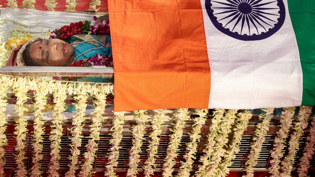 Asha Bhosle Cremated With Full State Honours At Shivaji Park In Mumbai — Video