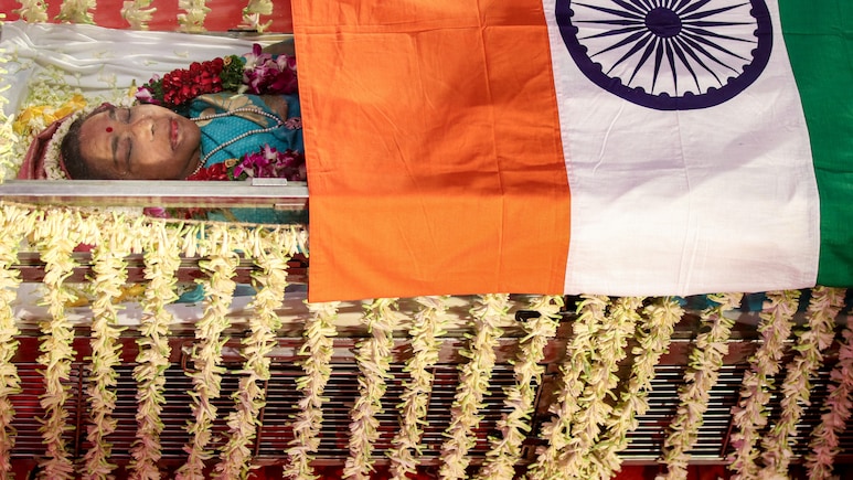 Asha Bhosle Cremated With Full State Honours At Shivaji Park In Mumbai &mdash; Video