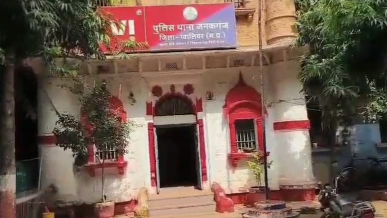 पिस्टल से फायर करते हुए बना रहे थे रील, पानी की टंकी से टकराकर घर में सो रहे व्यक्ति को लगी, एक गिरफ्तार