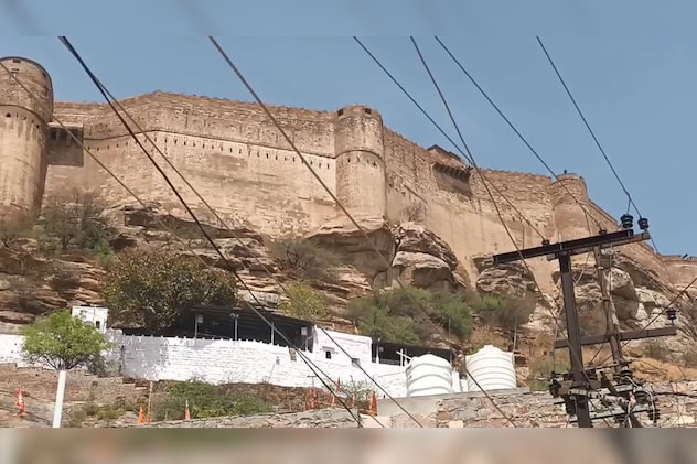 मेहरानगढ़ की चट्टानों के बीच बना मंदिर