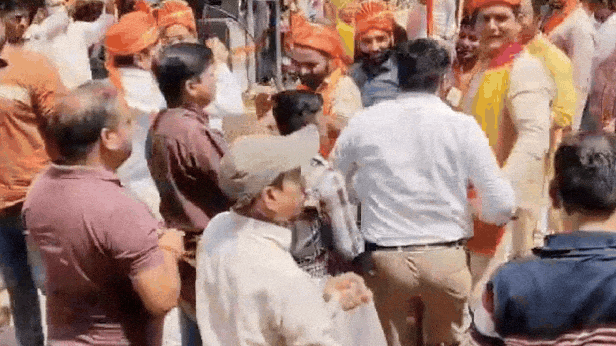 विधायक के गले लगाते ही व्यापारी का मोबाइल गायब, शोभायात्रा में लोगों के सामने जेब से निकालकर चंपत हुआ चोर