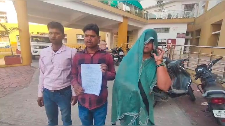 शादी के बाद भोज नहीं कराया, तो दंपत्ति को समाज से निकाला; कलेक्टर से लगाई न्याय की गुहार