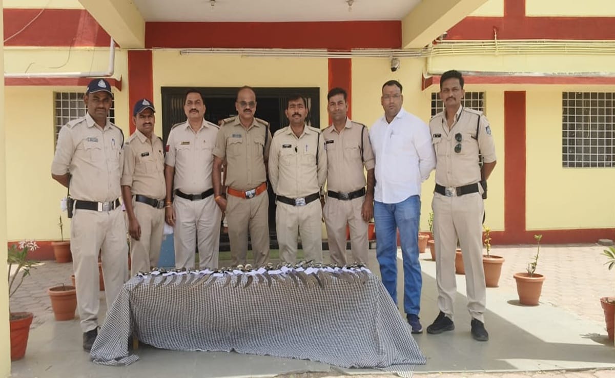 खंडवा को दहलाने की साजिश: हरियाणा से आए युवक के पास से 29 तलवारें जब्त, संवेदनशील इलाकों में कर रहा था तस्करी