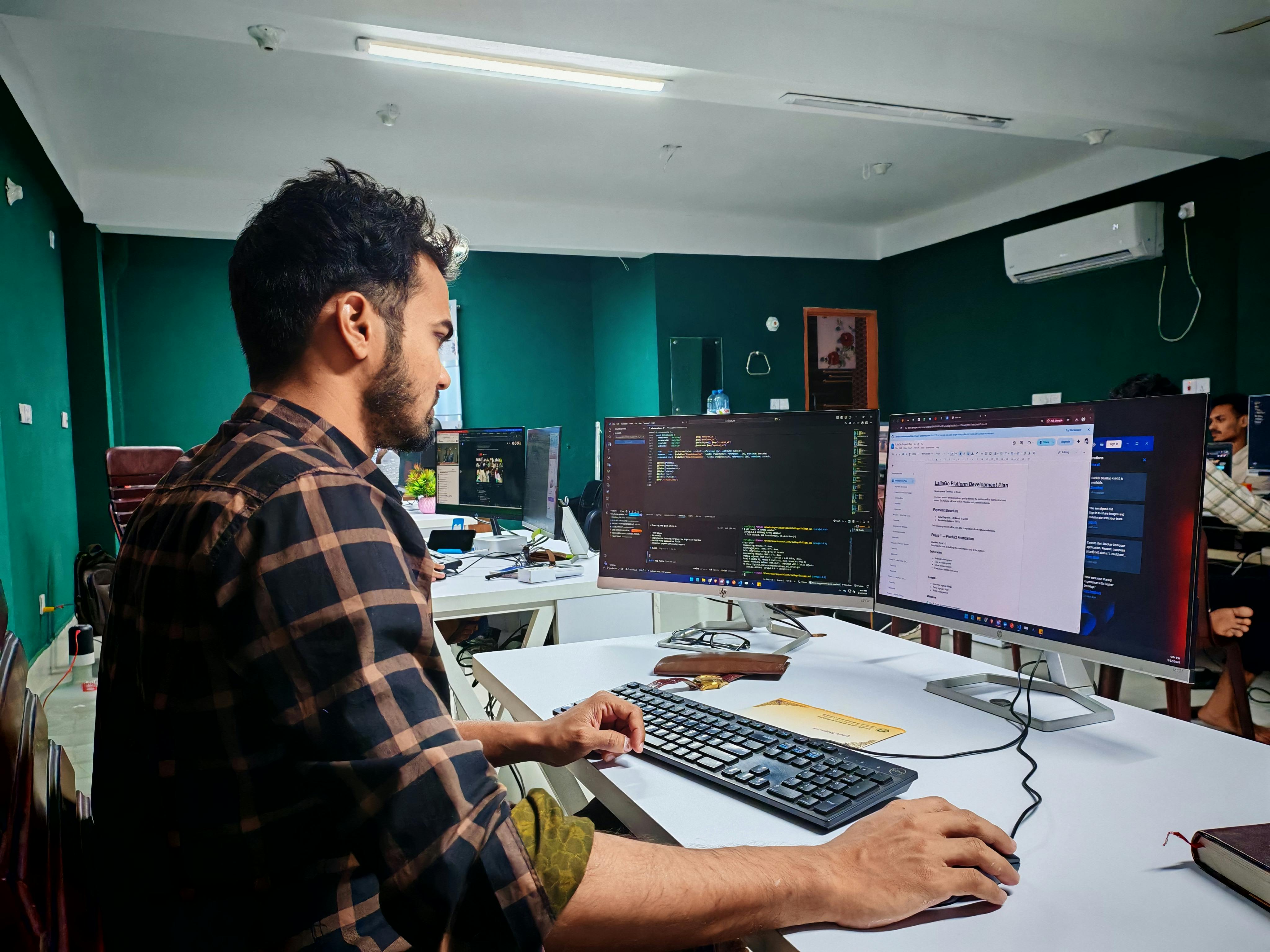 Company Brings Back 5-Day Office After Ending WFH, Internet Tells Techie, 'They Want You To Quit'