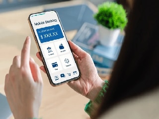 Axis Bank लाया कमाल का फीचर, बैंक जाए बिना आधार से होगा मोबाइल नंबर अपडेट, जानें कैसे