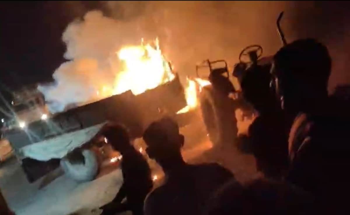 बागपत: पुराल से भरी ट्रॉली में लगी आग, लपटे देख मची अफरा तफरी, हाइवे पर लगा कई KM तक जाम; लाखों का नुकसान