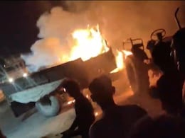 बागपत: पुराल से भरी ट्रॉली में लगी आग, लपटे देख मची अफरा तफरी, हाइवे पर लगा कई KM तक जाम; लाखों का नुकसान