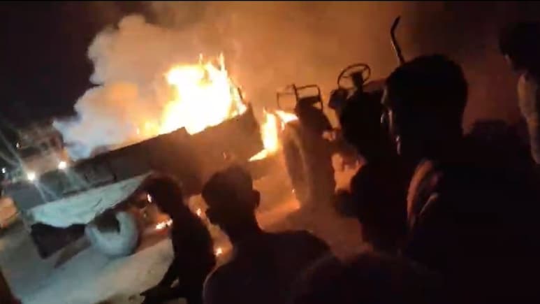 बागपत: पुराल से भरी ट्रॉली में लगी आग, लपटे देख मची अफरा तफरी, हाइवे पर लगा कई KM तक जाम; लाखों का नुकसान