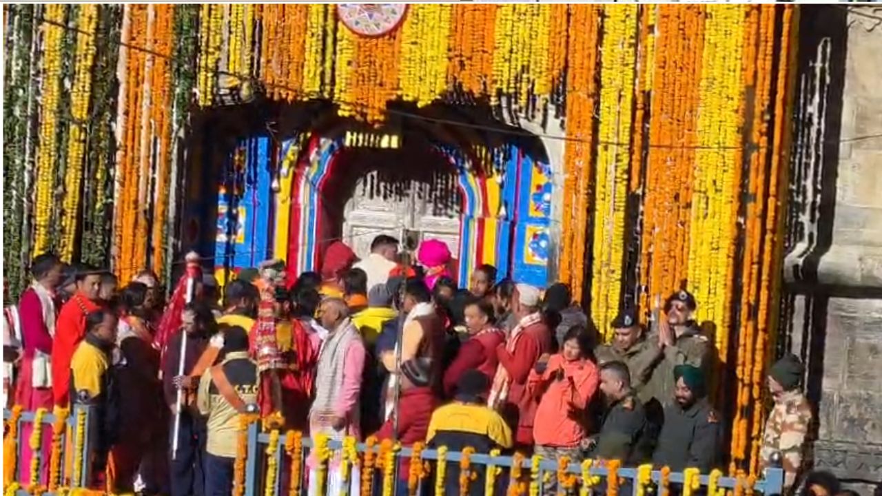 केदारनाथ धाम के कपाट खुले: सेना ने हेलिकॉप्टर से बरसाए फूल, PM मोदी के नाम हुई पहली पूजा, CM धामी भी रहे मौजूद