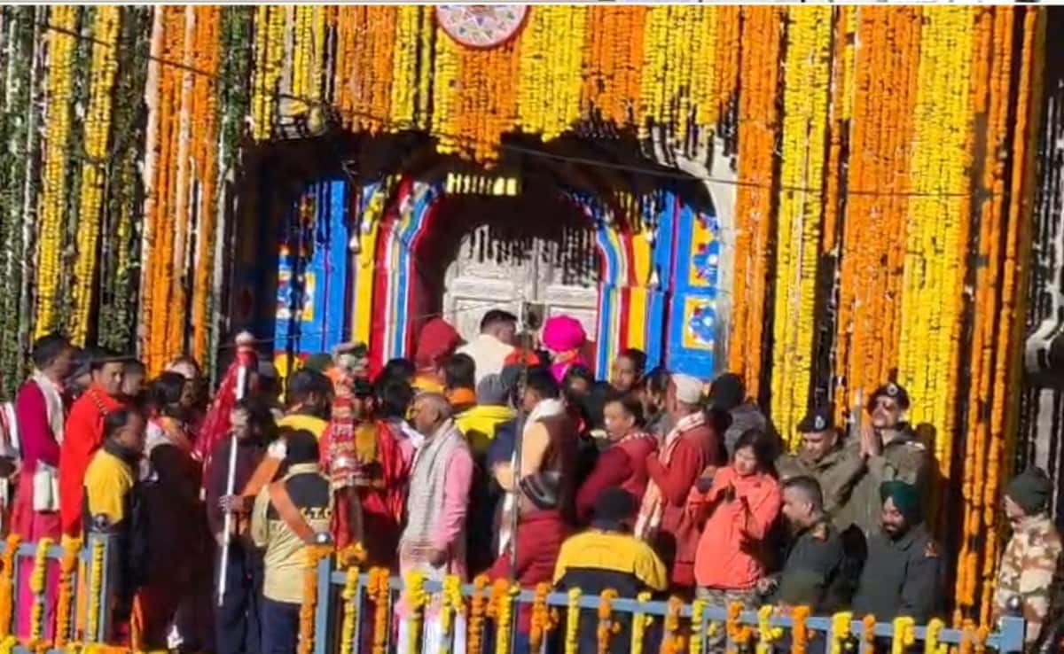 केदारनाथ धाम के कपाट खुले: सेना ने हेलिकॉप्टर से बरसाए फूल, PM मोदी के नाम हुई पहली पूजा, सीएम धामी भी रहे मौजूद