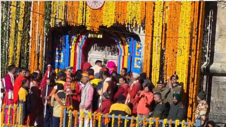केदारनाथ धाम के कपाट खुले: सेना ने हेलिकॉप्टर से बरसाए फूल, PM मोदी के नाम हुई पहली पूजा, सीएम धामी भी रहे मौजूद