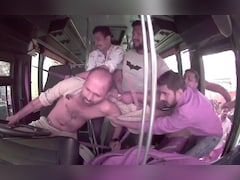 ठाणे में बाइक को मामूली छू गई बस, आक्रोशित लोगों ने चालक की बेरहमी से कर दी पिटाई