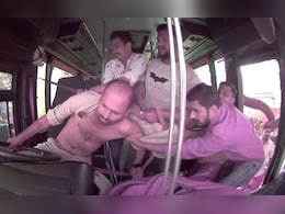 VIDEO: ठाणे में बाइक को मामूली छू गई बस, आक्रोशित लोगों ने चालक की बेरहमी से कर दी पिटाई