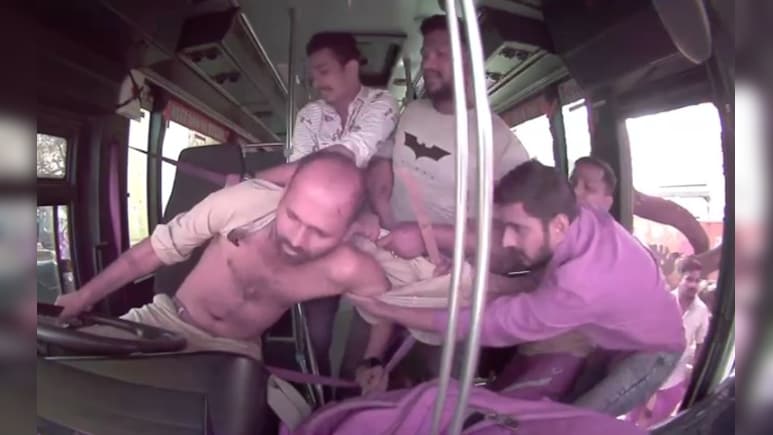 VIDEO: ठाणे में बाइक को मामूली छू गई बस, आक्रोशित लोगों ने चालक की बेरहमी से कर दी पिटाई