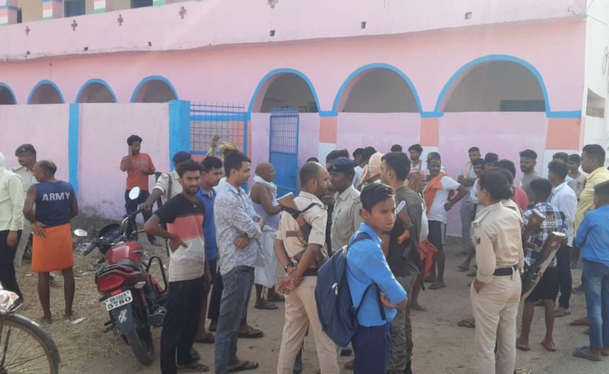 बिहार: स्‍कूल के क्‍लासरूम में पांच थैले में म‍िला मांस, गोमांस बताकर भड़के लोग; 5 श‍िक्षकों पर ग‍िरी गाज 