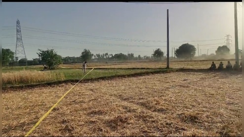 बिहार के नालंदा में बम मिलने से हड़कंप, पुलिस ने सुरक्षित घेरा बनाकर आम लोगों को किया दूर