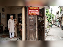 घर का मुख्य दरवाजा कहीं गलत दिशा में तो नहीं? जानिए क्या कहता है वास्तुशास्त्र