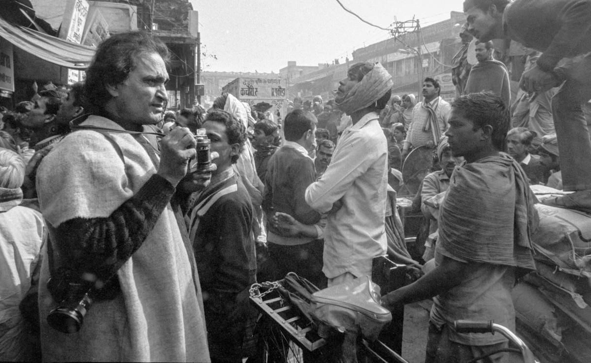 Raghu Rai while taking photographs in Old Delhi on January 11, 1992