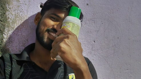 जहर के साथ हंसते हुए ली सेल्&zwj;फी और पुलिस के खिलाफ सुसाइड नोट, ट्रक चोरी और कर्ज से परेशान शख्&zwj;स ने दे दी जान&nbsp;