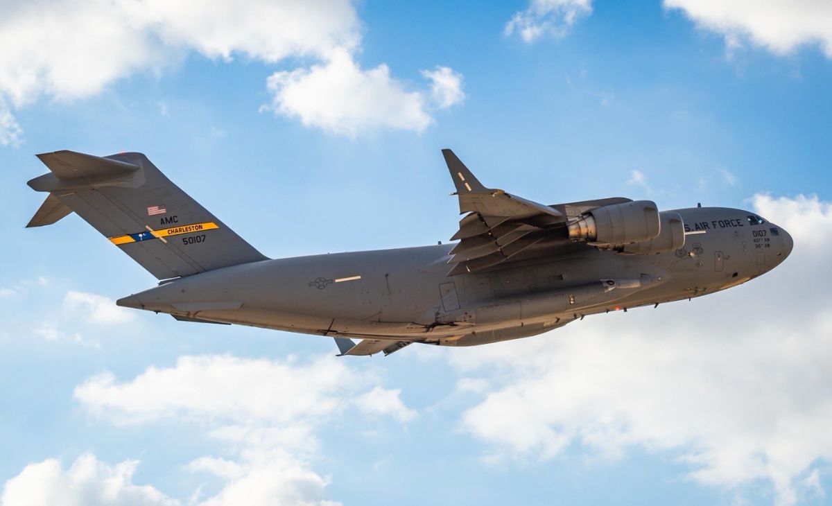 आर्मी टैंक, बख्तरबंद वाहन तक ले जाने में सक्षम... वेंस से पहले PAK पहुंचे US एयरफोर्स के विमान की खासियतें