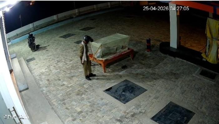 Mau CCTV Viral Video: वर्दी में मोबाइल चोर 