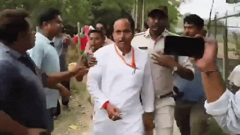 बंगाल में बीजेपी प्रत्याशी को दौड़ा-दौड़ा कर पीटा, पुलिस वाले के साथ भागते नजर आए नेता