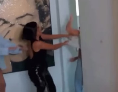 VIDEO: 2000 करोड़ की मालकिन बहनों में हुई थप्पड़ बाजी, लगाया ऐसा चांटा दीवार पर छपा मेकअप