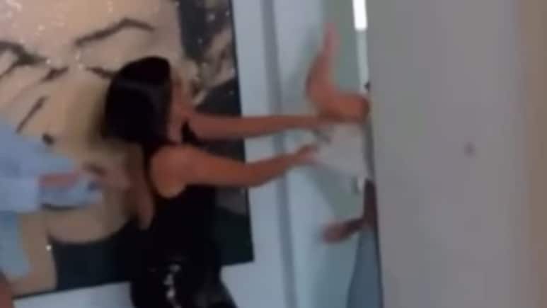 VIDEO: 2000 करोड़ की मालकिन बहनों में हुई थप्पड़ बाजी, लगाया ऐसा चांटा दीवार पर छपा मेकअप