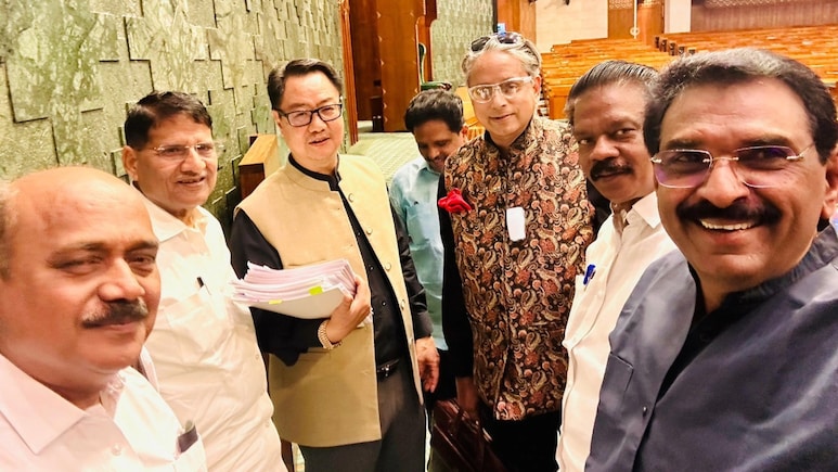 'महिलाएं बेहतर Humans 2.0 मॉडल हैं', आरक्षण बिल पर विवाद के बीच शशि थरूर ने ऐसे कसा तंज