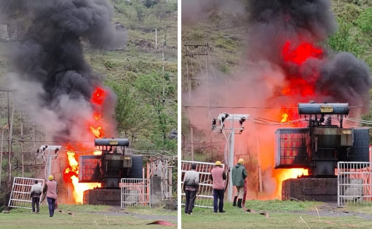 जम्मू-कश्मीर: बिजली गिरने से पुंछ में पावर ग्रिड स्टेशन में लगी भीषण आग, आसमान में दूर से दिखा धुएं का गुबार