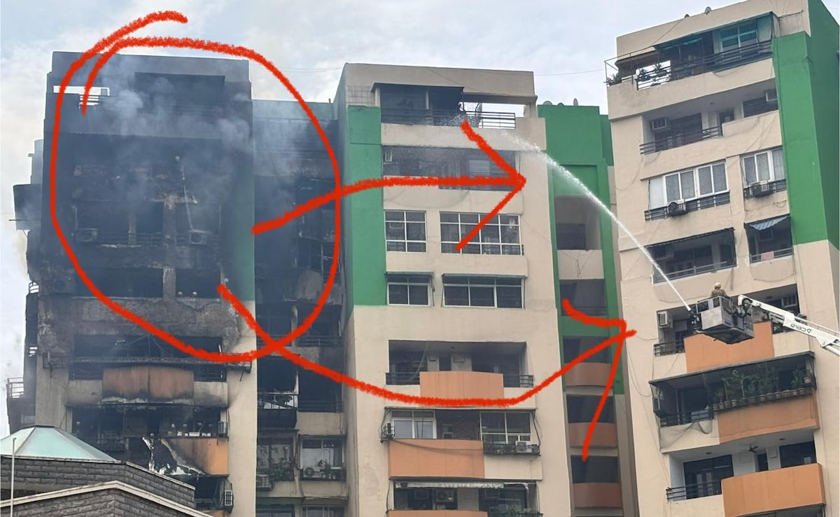 सोसायटी के ओपन में निर्माण, धधकते रहे फ्लैट, फायर ब्रिगेड के पास हाइड्रोलिक सीढ़ी नहीं, खतरे में नोएडा-गाजियाबाद की इमारतें