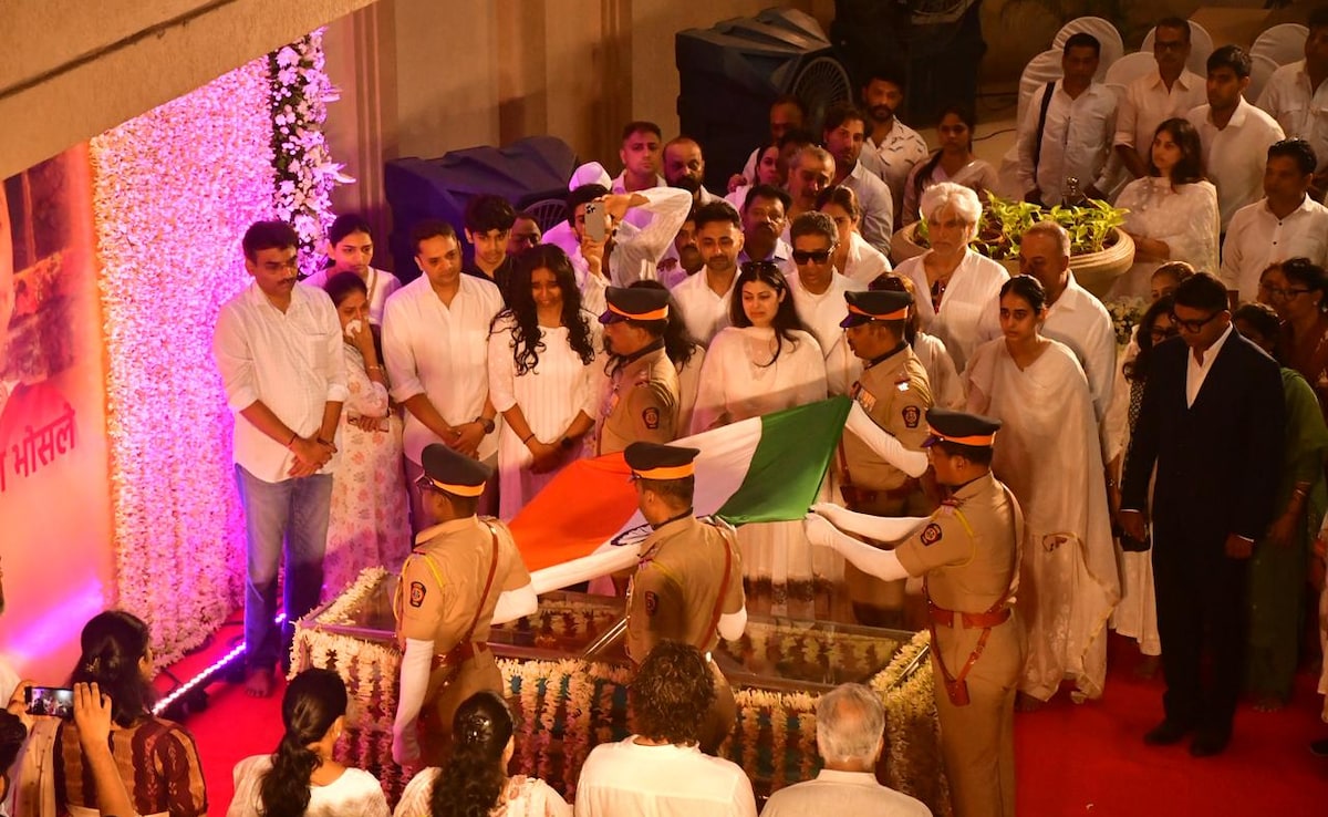 आशा भोसले के अंतिम दर्शन में जनाई भोसले के नहीं थमे आंसू, दादी का चेहरा बार-बार देख रोती दिखीं लाड़ली पोती