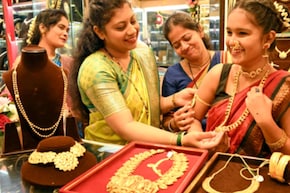 Gold-Silver Rate: सोना-चांदी सस्ते में खरीदने का मौका, गिर गईं कीमतें, पैसा लगाने से पहले चेक करें आज के भाव