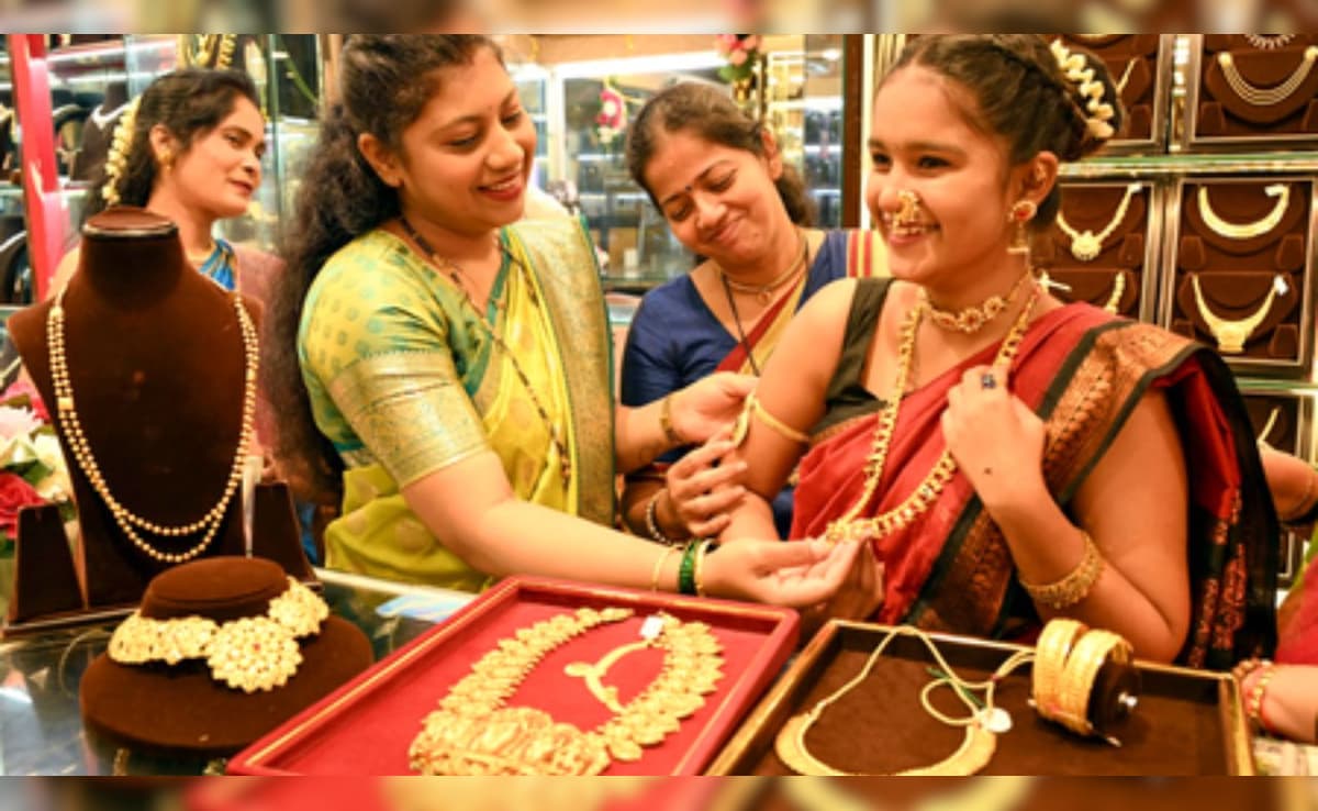 Gold-Silver Rate: सोना-चांदी सस्ते में खरीदने का मौका, गिर गईं कीमतें, पैसा लगाने से पहले चेक करें आज के भाव
