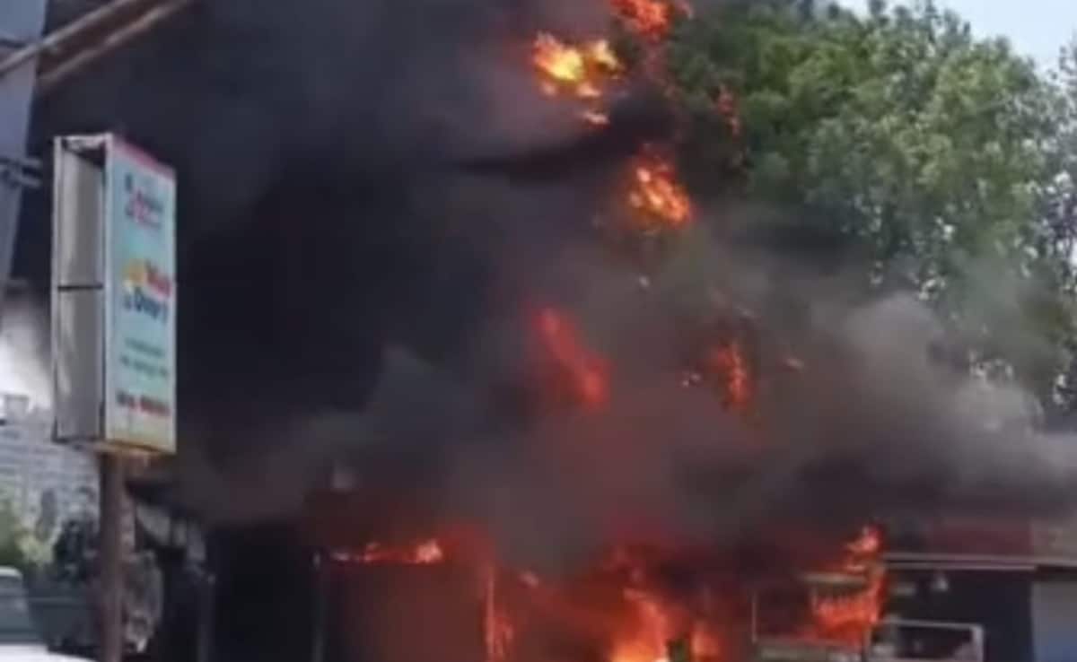 गाजियाबाद के मार्केट में लगी आग, 200 मीटर दूर हाई राइस बिल्डिंग के फ्लैट में भी भड़की, दमकल ने पाया काबू