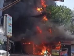 गाजियाबाद के मार्केट में लगी आग, 200 मीटर दूर हाई राइस बिल्डिंग के फ्लैट में भी भड़की, दमकल ने पाया काबू