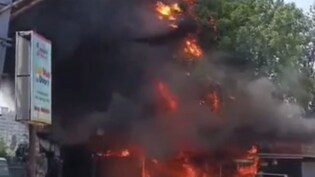 गाजियाबाद के मार्केट में लगी आग, 200 मीटर दूर हाई राइस बिल्डिंग के फ्लैट में भी भड़की, दमकल ने पाया काबू