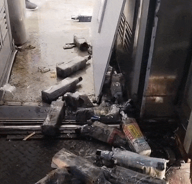 ट्रेन की छत से धड़ाधड़ गिरने लगीं शराब की बोतलें,  सत्याग्रह एक्सप्रेस का ये वीडियो खोल रहा बिहार में शराबबंदी की पोल