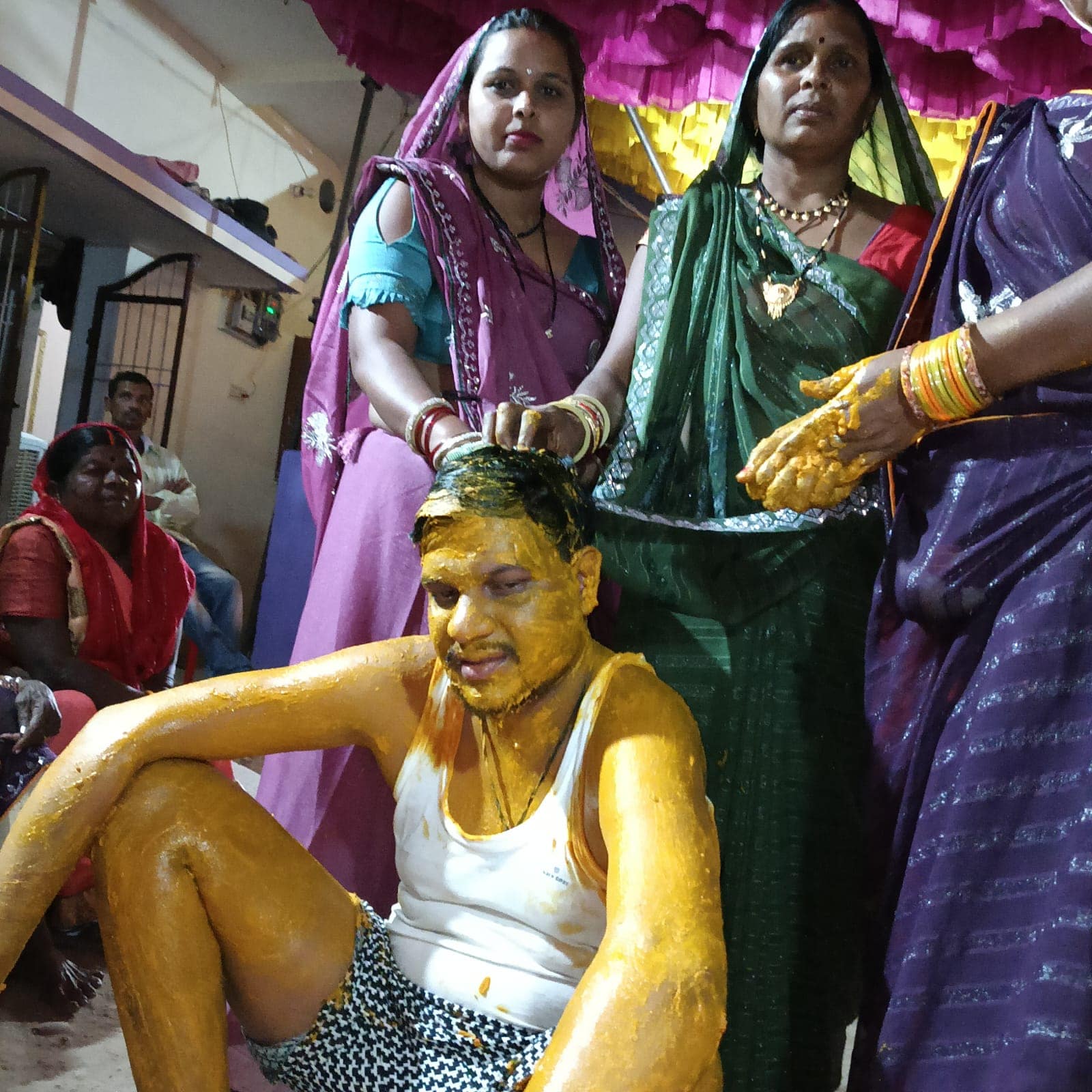 वायरल हो रही दूल्हे के हल्दी की तस्वीर