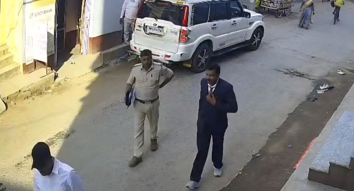 झारखंड में 'स्&zwj;पेशल-26' की तर्ज पर सुनार से 25 लाख की लूट, सूट-बूट और पुल&zwj;िस की वर्दी में पहुंचे लुटेरे