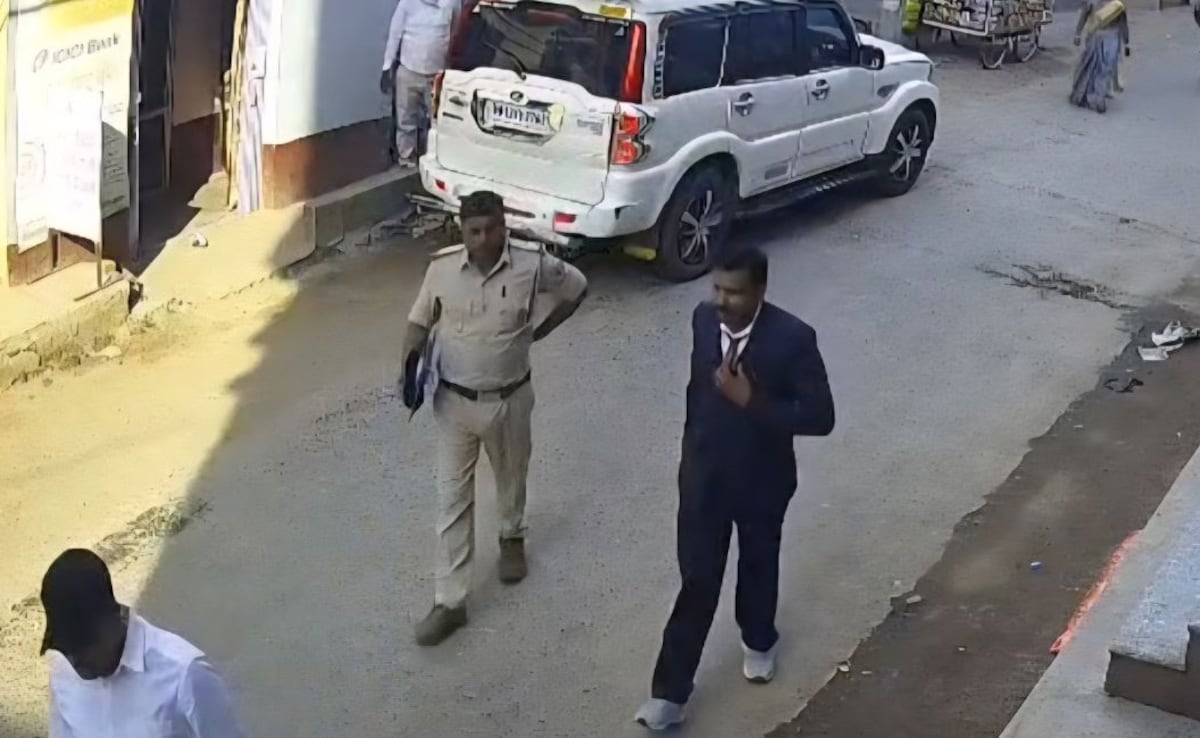 झारखंड में 'स्‍पेशल-26' की तर्ज पर सुनार से 25 लाख की लूट, सूट-बूट और पुल‍िस की वर्दी में पहुंचे लुटेरे