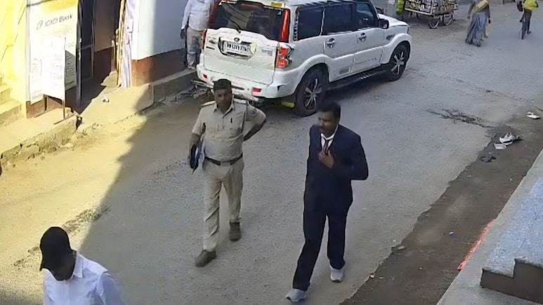 झारखंड में 'स्&zwj;पेशल-26' की तर्ज पर सुनार से 25 लाख की लूट, सूट-बूट और पुल&zwj;िस की वर्दी में पहुंचे लुटेरे