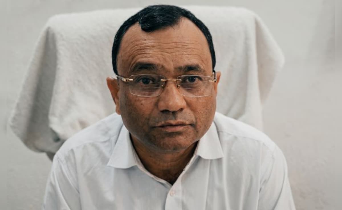 करोड़ों की खरीद, गंभीर धाराएं, दस्तावेज जब्त... फिर भी पद पर DEO, क्यों नहीं हुई कार्रवाई?