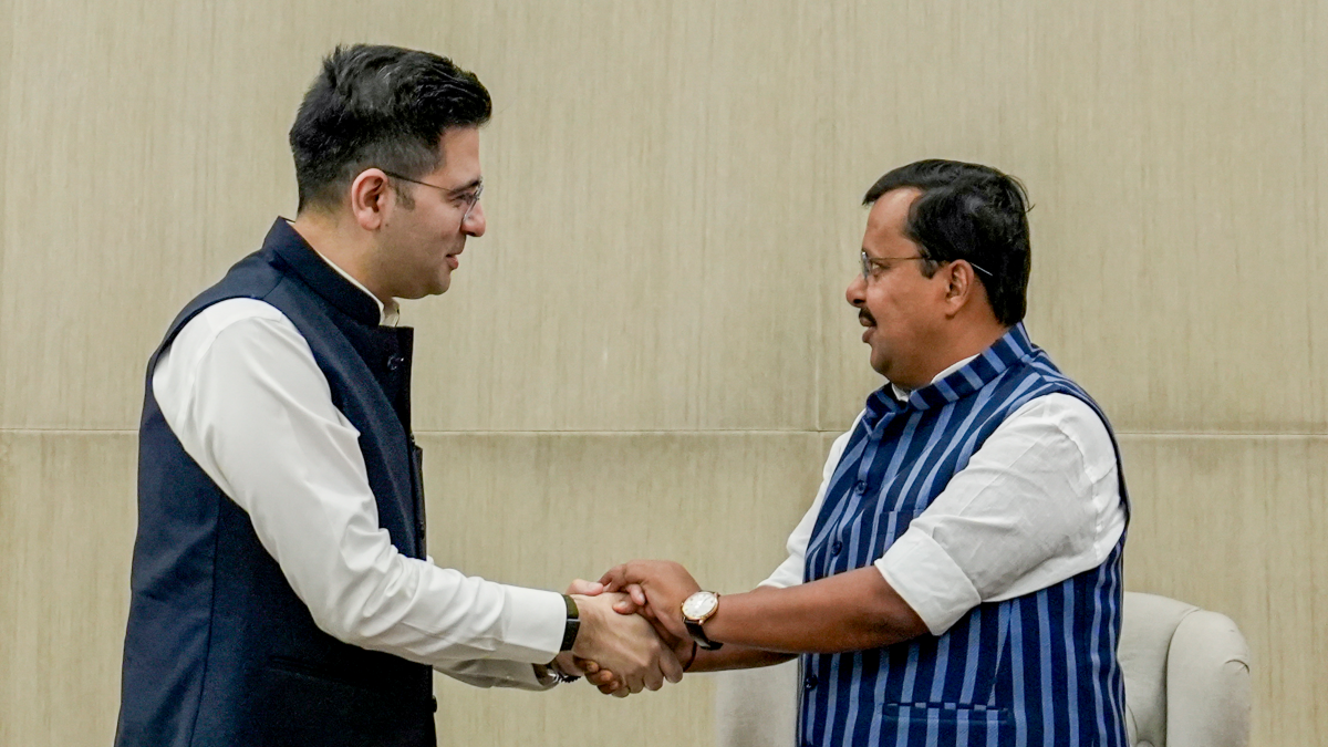 अभी तक होकर भी BJP के नहीं हो पाए राघव चड्ढा समेत AAP के बागी सांसद, जानिए कहां फंस रहा पेंच