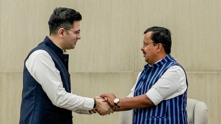 BJP में 'होकर भी' पार्टी के नहीं हो पाए राघव चड्ढा समेत AAP के बागी सांसद, जानिए कहां फंस रहा पेंच