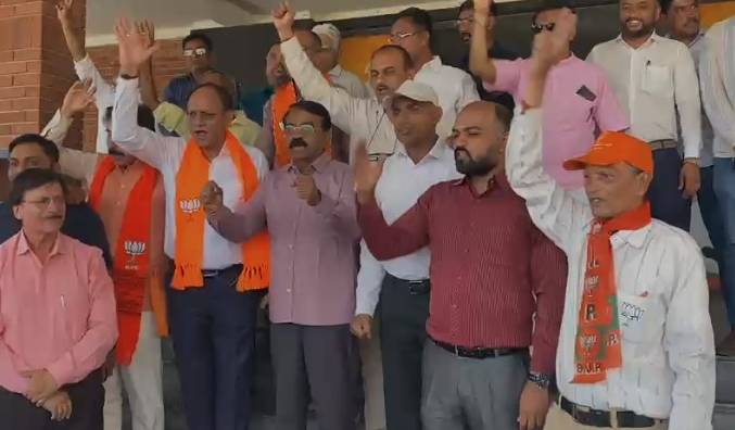 गुजरात के स्थानीय चुनाव में फिर लहराया भगवा, सभी 15 नगर निगम में BJP की जीत