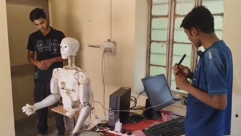 राजस्थान: 9वीं और 11वीं के 2 छात्रों ने बनाया रक्षक 01 रोबोट, मानव जैसी आखें, विजन सिस्टम