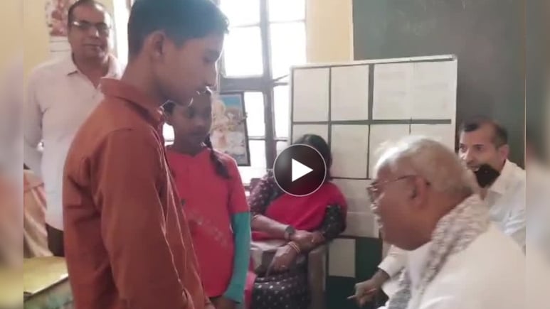 49 में 2 जोड़ने पर 60 होता है...शिक्षा मंत्री के सामने ही खुल गई स्कूलों की पोल, प्रिंसिपल भी गायब